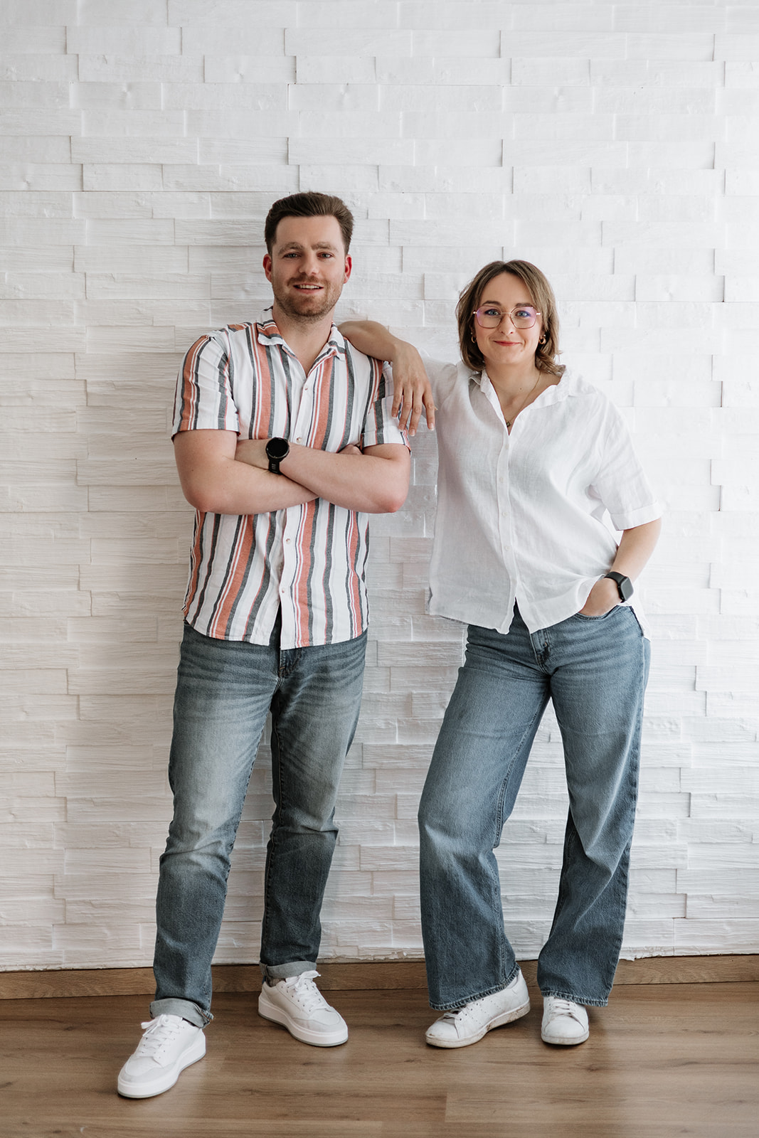 Geschäftsführer von DIRO.media vor einer weißen Wand, beide stehen