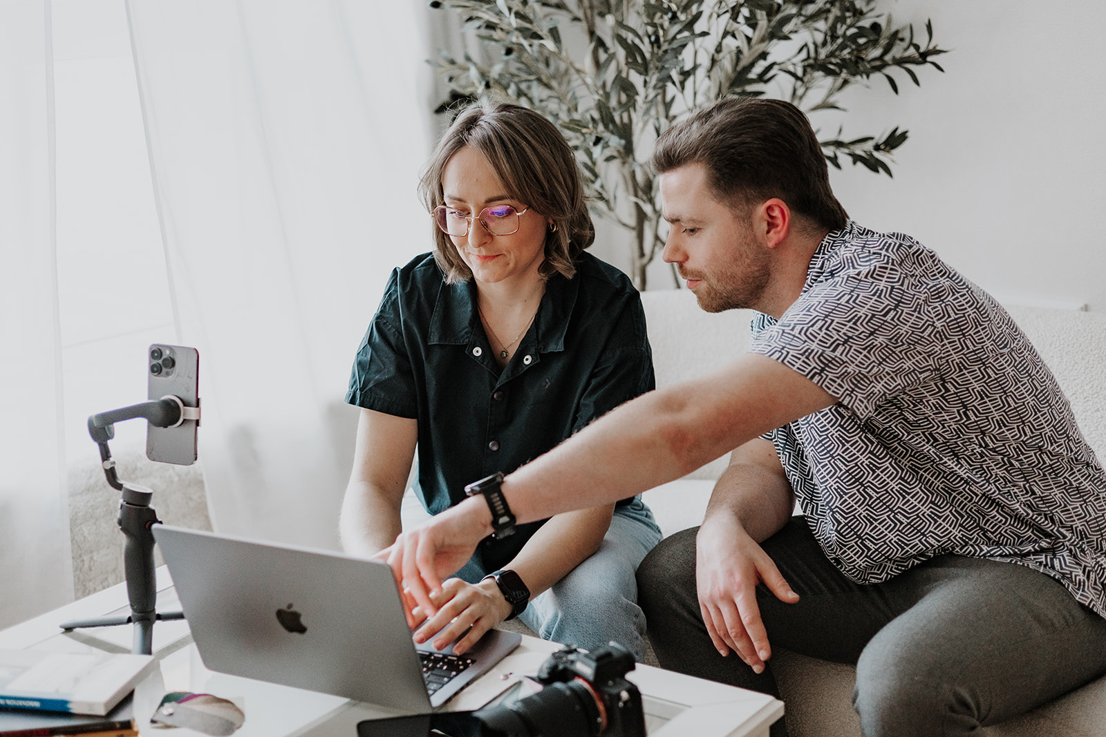 Die Geschäftsführer von DIRO.media sitzen zusammen und erarbeiten eine neue Strategie am Laptop.