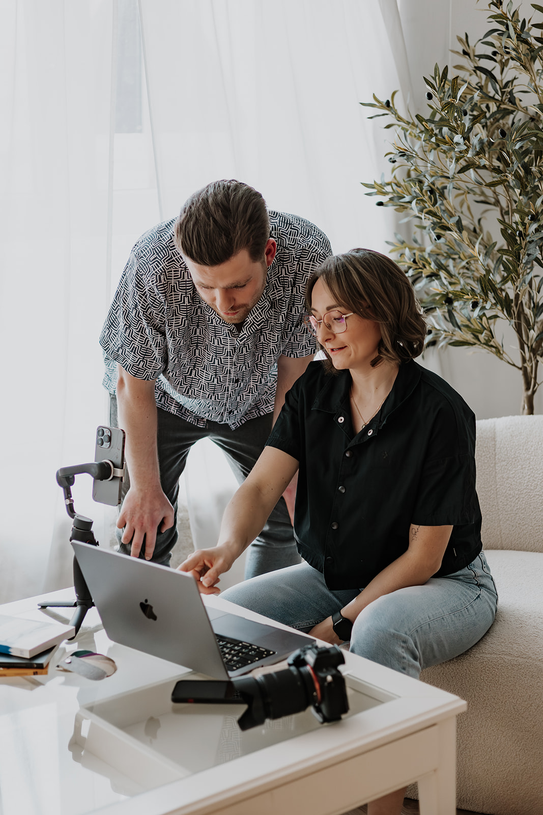 Geschäftsführer besprechen Online-Strategien am Laptop.